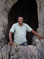 Guidechauffören Daniel i ett ihåligt baobabträd. (Tarangire National Park, Tanzania)