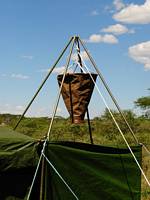 En enkel men välkommen konstruktion på den mobila campen: bushduschen. (Serengeti National Park, Tanzania)