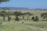 Resedeltagare och savannen vid kullen Mawe Meupe. (Centrala Serengeti National Park, Tanzania)