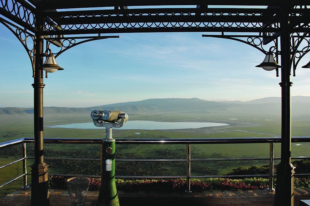 Observationsterrassen p Ngorongoro Wildlife Lodge. (Ngorongorokraterns kant, Tanzania)