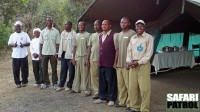 Safaripersonal på mobil camp: kockar, guidechaufförer, lastbilschaufför, tältskötare, servitör och campchef. (Serengeti National Park, Tanzania)