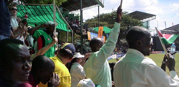 Hejande kenyaner på läktaren på cricketlandskamp i Nairobi.