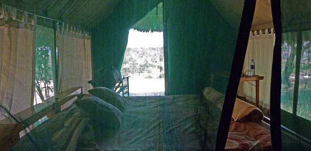 Interiör från ett safaritält, tagen från badrumsdelen längst in i tältet.