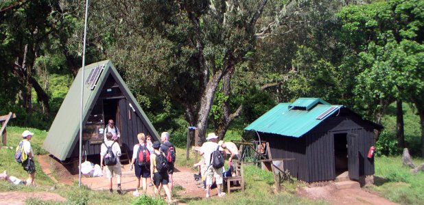 Vandrare anländer till Mandara Huts på drygt 2 700 meters höjd på Kilimanjaro.