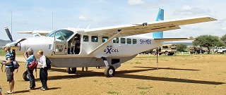 Safariflygplan på flygfält i Serengeti.
