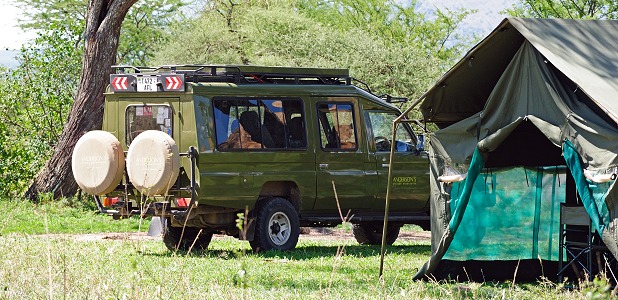 Safarifordon på mobil camp.