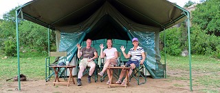 Safariresenärer på mobil camp.